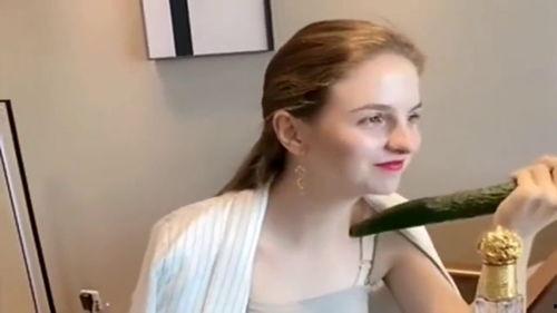 洋媳妇吃中国瓜,异国风情下的甜蜜体验