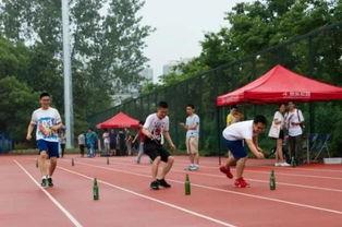 烟台科技操场吃瓜,吃瓜群众的欢乐盛宴